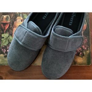 SILVERTS Men’s Slipper with Velcro closure. 1 pair size 11